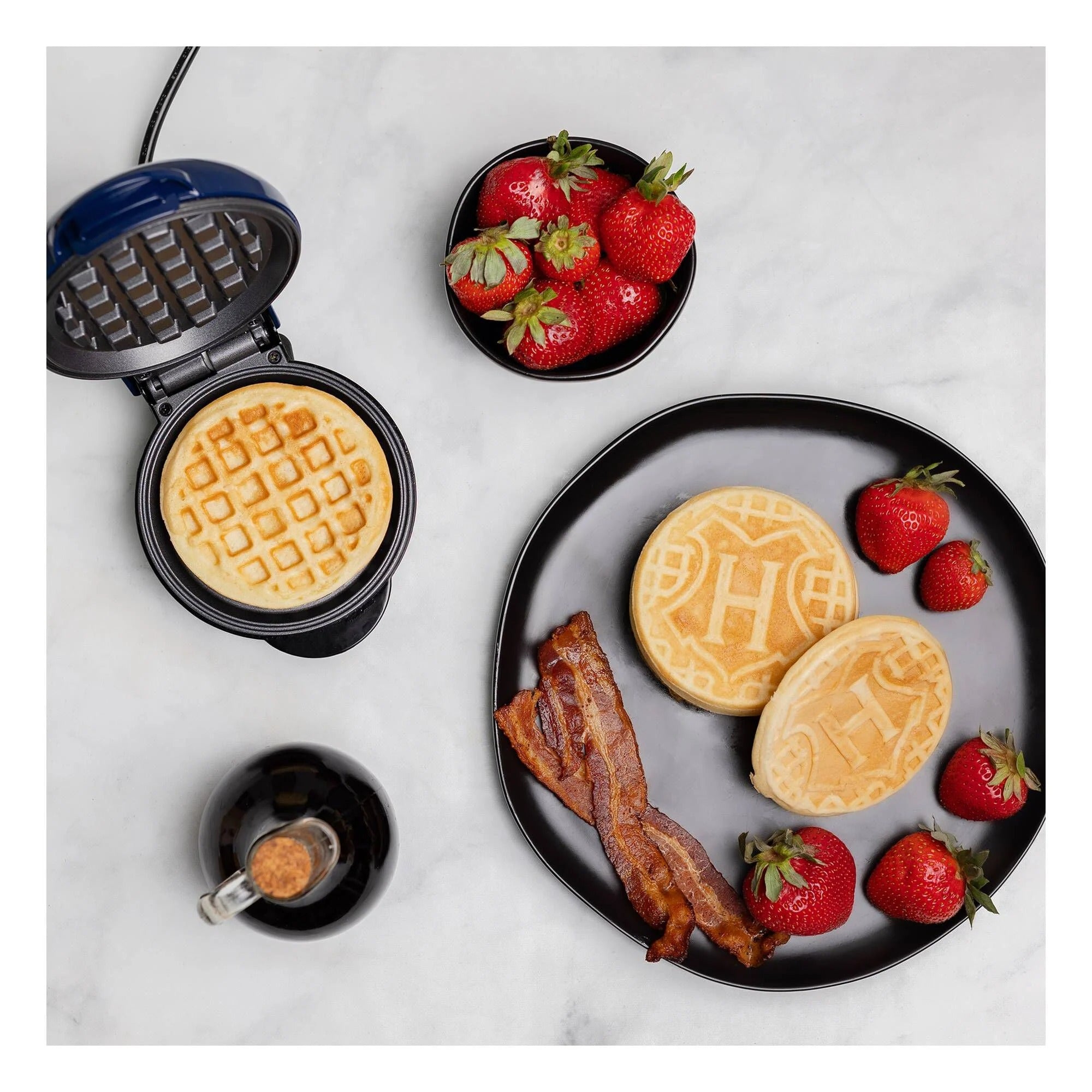 Harry Potter Hogwarts Crest Mini Waffle Maker - GeekCore