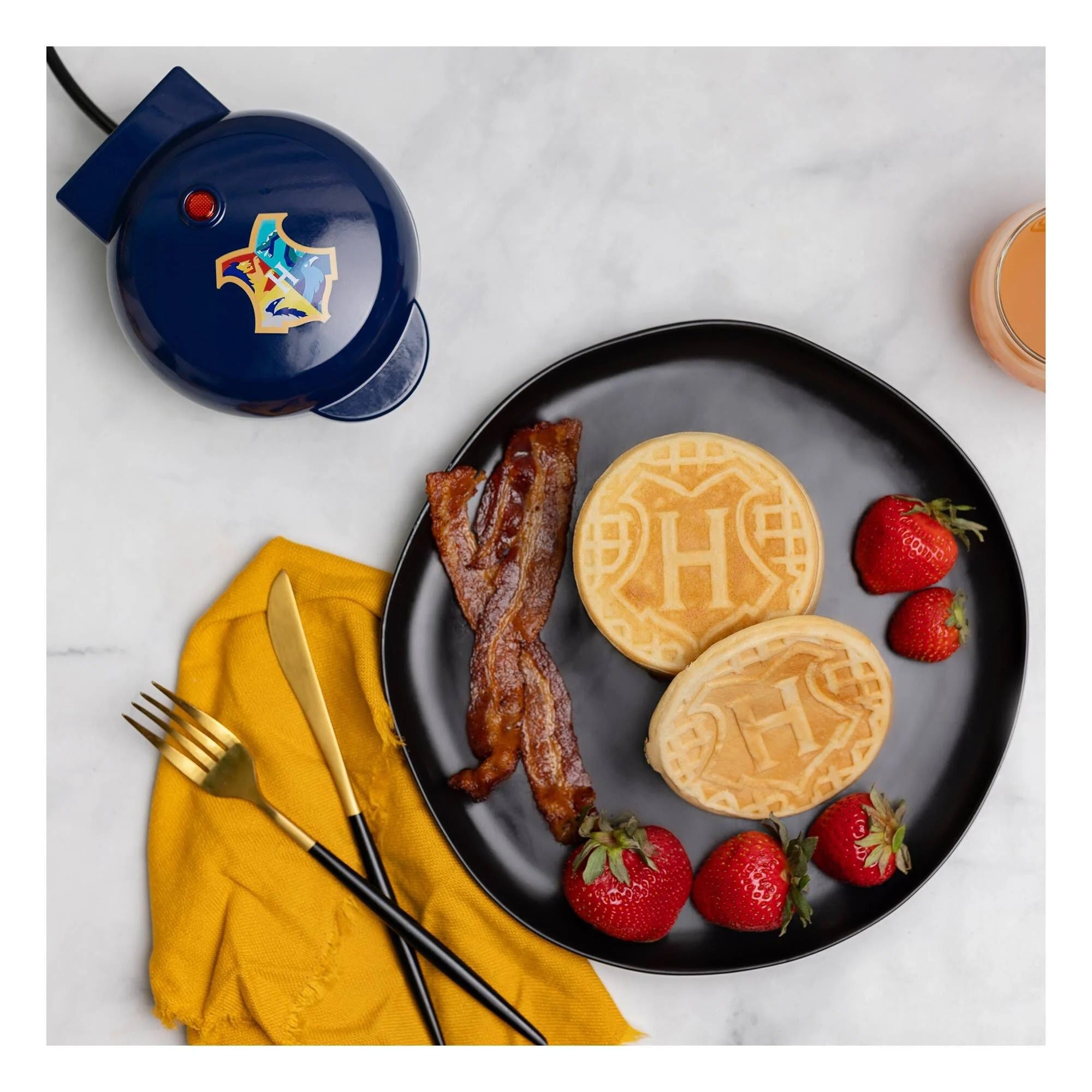 Harry Potter Hogwarts Crest Mini Waffle Maker - GeekCore